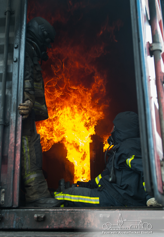 Feuerwehr trainiert im Brandcontainer